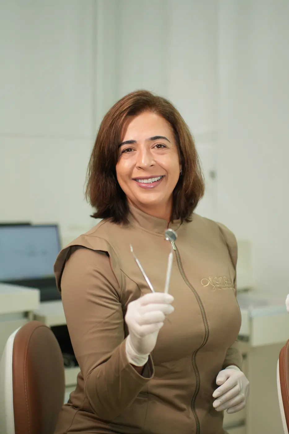 Dra. Vânia em atendimento odontológico