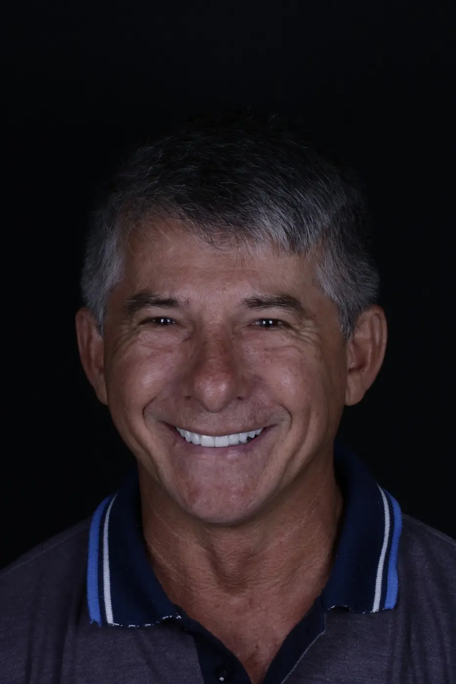 Paciente sorrindo após seu tratamento